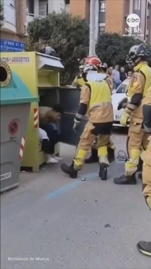 MIRA: Los bomberos rescatan a un hombre que quedó atrapado en la caja de donación de ropa