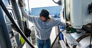 La economía mundial se enfrenta a su peor shock petrolero en décadas. Es posible que lo peor aún esté en camino.