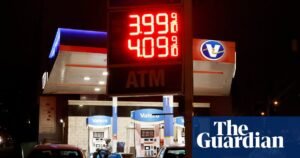 El precio medio del combustible de EEUU supera los 4 dólares el galón por primera vez en cuatro años en medio de la guerra de Irán | Óleo