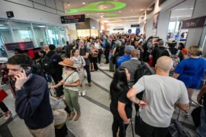 Los viajeros enfrentan largas esperas en algunos aeropuertos ya que el cierre del DHS afecta los puntos de control de seguridad