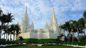 El icónico templo de la Iglesia SUD en San Diego ofrece acceso público único en una generación