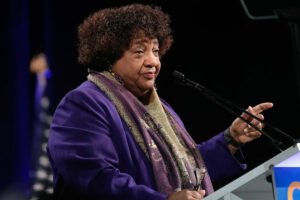 California inicia una investigación después de que un video muestre a los recolectores de peticiones ofreciendo dinero a cambio de firmas