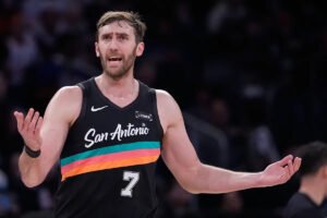 El jugador de la NBA Luke Cornett pide a los Hawks que cancelen la promoción con el club de entretenimiento para adultos Magic City