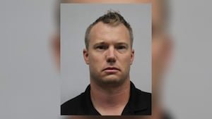 Un ex miembro del personal de la escuela secundaria admite que tuvo una relación sexual con una estudiante