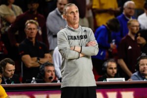 Según se informa, Arizona State se separará del veterano entrenador en jefe Bobby Hurley después de 11 temporadas.
