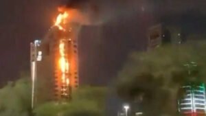 Un enorme incendio devora la torre de la ciudad de Kuwait mientras Trump acusa a Starmer de intentar “unirse a guerras después de que ya hemos ganado”