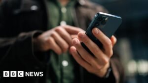 Anuncio prohibido de una aplicación de edición de IA que dice que puede “eliminar cualquier cosa”