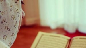 Prefiere recitar Surat al-Kahfi el viernes, una práctica Sunnah que protege contra la fitnah del Dajjal.