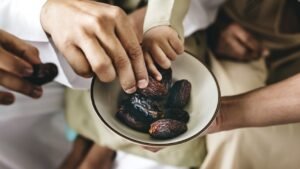 Los beneficios de comer dátiles en Sahoor ayudan a mantener el cuerpo con energía y a resistir el hambre hasta que se rompe el ayuno.