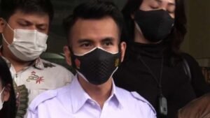 Adam Denney sarcásticamente sobre @skyholic888 DM con tono de maldición