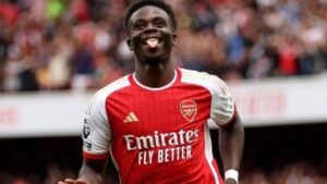 Bukayo Saka confirma que al Arsenal no le importan las críticas tras la victoria sobre Brighton: no ayuda