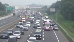 El flujo de retorno comienza a intensificarse en la autopista de peaje Yakarta-Sikmpek, se forma un contraflujo a partir de 55 km