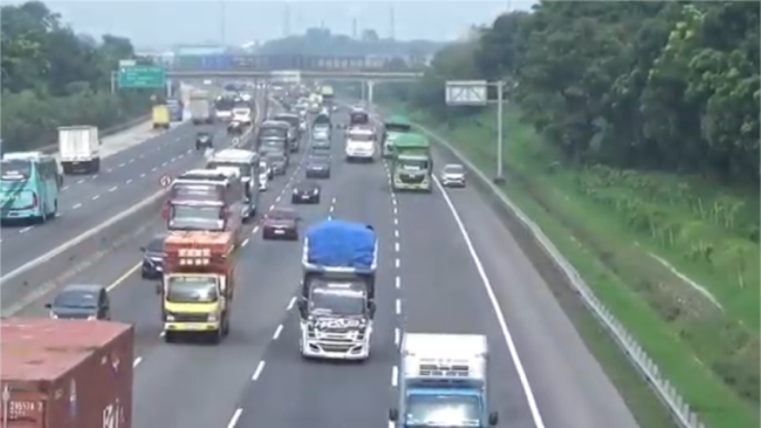 696b22e48e79e-arus-lalu-lintas-tol-jakarta-cikampek-ramai-lancar_1265_711.png