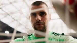 La reacción del entrenador Fred Grimm después de que Maarten Paes golpeara duramente al Ajax, 7 jugadores naturales de Bodong no defendieron a la selección nacional