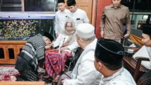KH Nurul Huda oró por Kesang después de visitar el internado islámico Al Falah Ploso