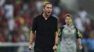 La leyenda del Chelsea, Luiz, fue retirada de la silla del entrenador después de la celebración del gol del 8-0.