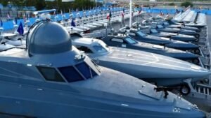 Mira cuántos buques de guerra hay.