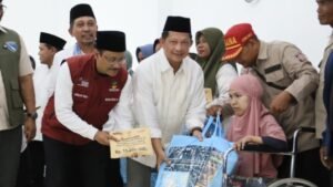 Castagas Tito distribuye ayuda a las víctimas de un desastre hidrometeorológico en Pidi Jaya Aceh