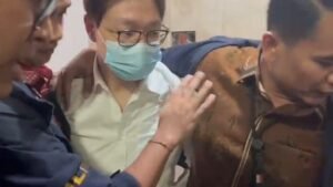 Avistamientos de Richard Lee, detenido oficialmente por la Policía de Metro, silencio mientras lo llevan al centro de detención