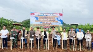 Colaborando con la Policía Nacional, cómo los jóvenes católicos apoyan la autosuficiencia alimentaria