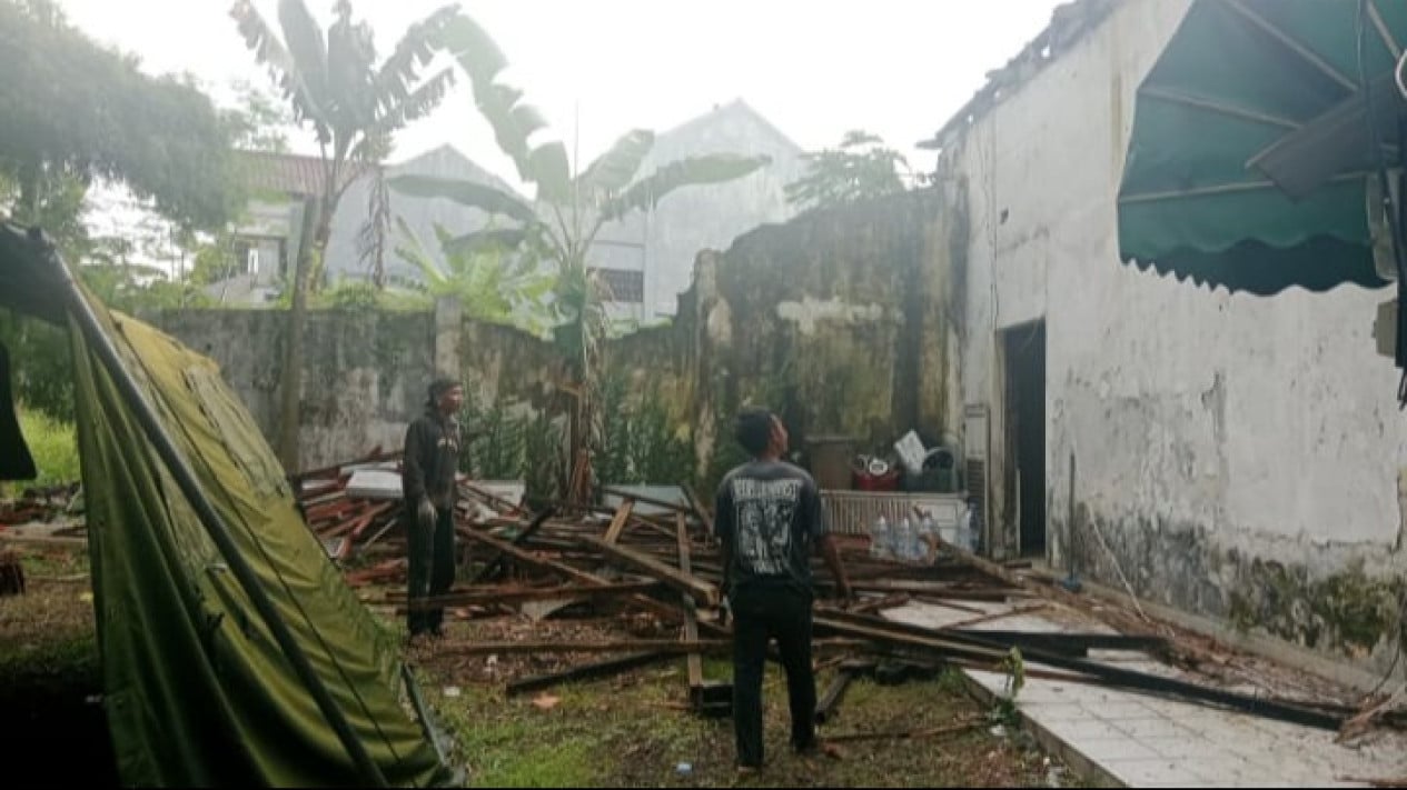 69ac460d8b7bf-bangunan-rumah-bersejarah-yang-diduga-sebagai-cagar-budaya_gemini_1265_711.jpg