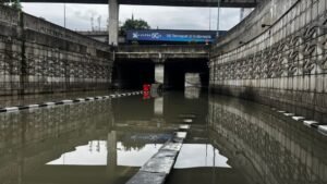 El paso subterráneo de Mampang no pudo pasar, el agua alcanzó los 50 cm
