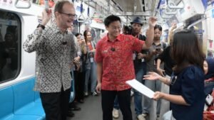 Hay un misterioso código QR en el MRT de Yakarta, pero podría abrir una vía de estudio para Inglaterra