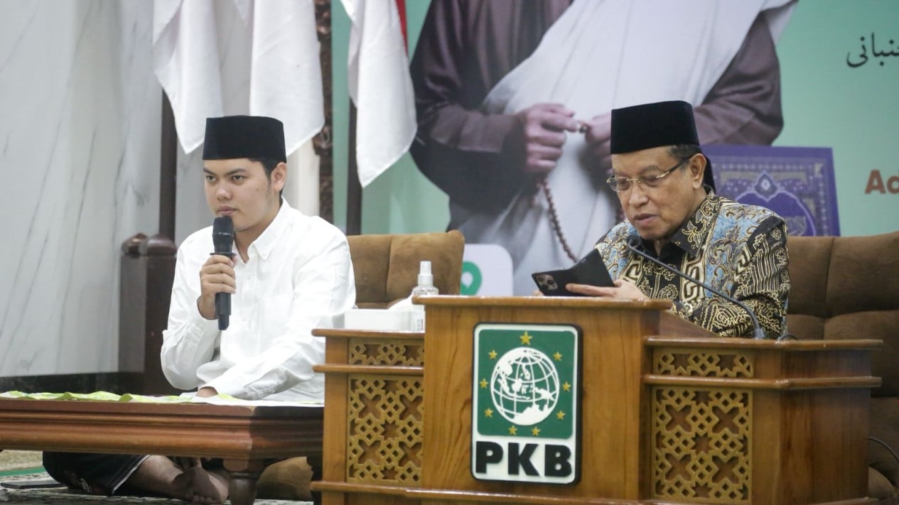 69b35be26f2f9-cicit-hadratussyekh-kh-hasyim-asyari-gus-anta-maulana-kiri_gemini_1265_711.jpg