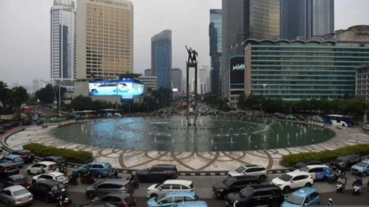 69b65ec898582-sejumlah-kendaraan-melintas-di-kawasan-bundaran-hi-jakarta_gemini_1265_711.jpg