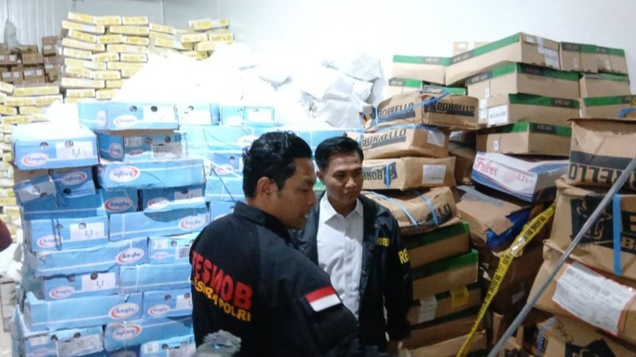 69b8cf4176b8f-kasat-resmob-bareskrim-polri-komisaris-besar-polisi-teuku-arsya-khadafi-menunjukan-tum.jpeg
