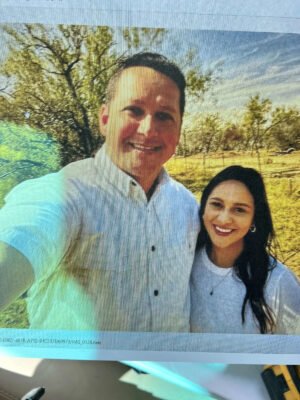 Una selfie recién descubierta muestra al representante Tony Gonzales con Regina Santos-Avilés