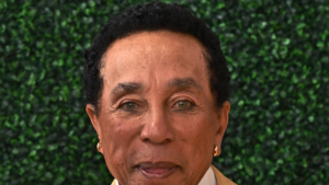 Los acusadores de Smokey Robinson dicen que está ‘obstaculizando’ el caso en la batalla legal en curso