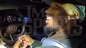 Myles Garrett obtiene un aparente descanso del policía durante una parada de tráfico en febrero