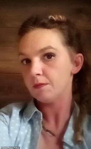 La muerte de una mujer de 34 años desató una investigación por homicidio después de que su cuerpo fuera encontrado en un río, “tropezó y se desmayó” durante un viaje de campamento impulsado por el alcohol y las drogas, según la investigación.