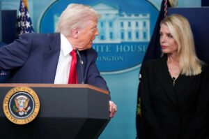 Según se informa, Trump ha ordenado al Departamento de Justicia que revierta el curso de un caso contra firmas de abogados desafiantes.