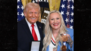 Medalla de regalo del presidente Trump de un atleta olímpico estadounidense en la Casa Blanca