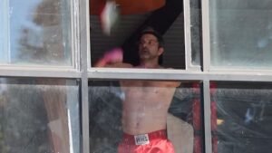 Joshua Jackson hace ejercicio sin camisa en un gimnasio de boxeo en Los Ángeles, en video