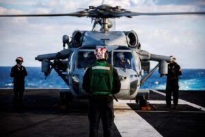 El portaaviones estadounidense Ford, enviado a la guerra con Irán, llegará temporalmente a puerto tras un incendio