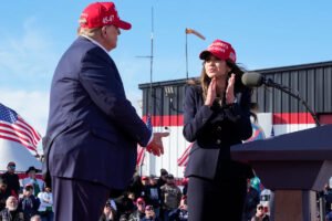 El equipo de Noem contraataca a la Casa Blanca y sugiere la campaña publicitaria mentirosa de Trump