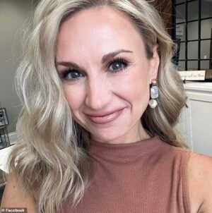 Una alcaldesa de 43 años ha conmocionado a familiares, amigos y lugareños después de que su propio hijo adolescente fuera sorprendido teniendo relaciones sexuales con un chico de 16 años en una fiesta en la piscina.