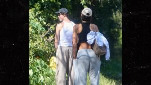 Shawn Mendes toma un descanso para ir al baño en su caminata por Malibú con Bruna Marquezine