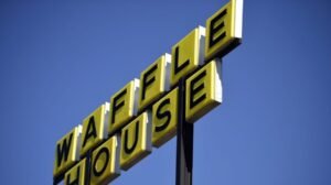 El candidato a gobernador de Florida dice que Waffle House prohibió la campaña