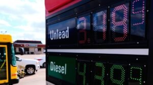 La mayoría de los estadounidenses esperan precios aún más altos del gas: Encuesta