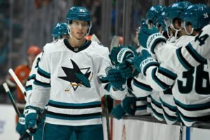 Shakir Mukhamadulin de San Jose Sharks ayudado por el movimiento de fecha límite de Mike Grier