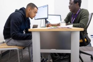 Las tasas de suicidio entre los jóvenes están disminuyendo, pero los riesgos persisten