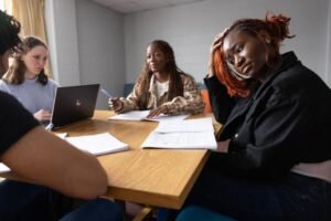 Los estudiantes que tienen un “buen desempeño” aún podrían estar en riesgo