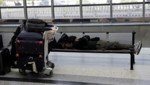 Vuelos chárter están listos para devolver a estadounidenses varados mientras los pasajeros luchan en medio de la guerra de Irán, dice el Departamento de Estado