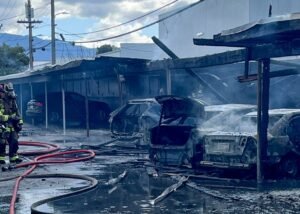 Un incendio de dos alarmas en el complejo de apartamentos Campbell