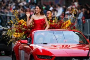 La campeona olímpica Eileen Gu encabeza el desfile del Año Nuevo Chino en San Francisco
