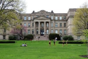 Iowa House acuerda disciplinar a un empleado que fue filmado discutiendo sobre DEI